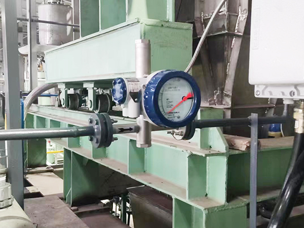Actual photos of air-blowing level gauges in factory applications