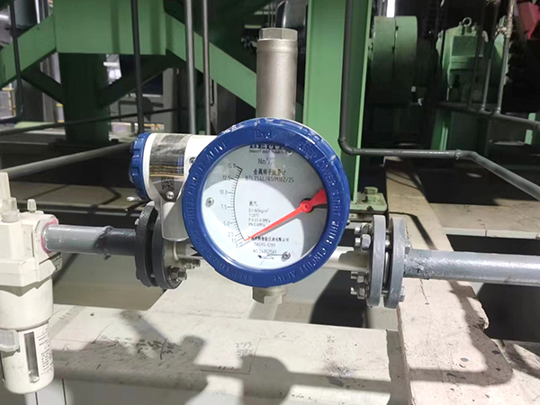 Actual photos of air-blowing level gauges in factory applications1