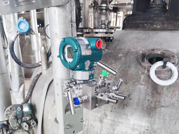 Actual photos of air-blowing level gauges in factory applications2