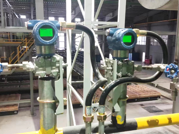 Actual photos of air-blowing level gauges in factory applications5